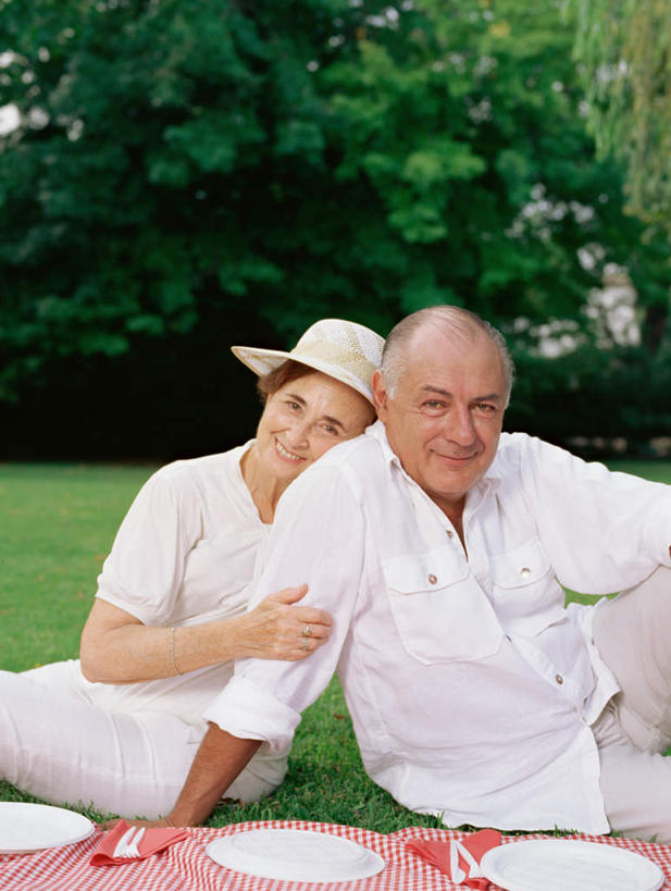 西方人,两个人,坐,抱,笑,微笑,露齿笑,竖图,室外,白天,正面,草地,草坪,树林,植物,餐具,帽子,纺织品,欧洲,欧洲人,阴影,服装,装饰,编织,光线,草帽,碟子,毛毯,盘,毯子,影子,手工艺品,织物,注视,休闲装,草,树,树木,纺织,衣服,绿色,自然,盘子,工艺品,垫子,碟,观察,看,靠,靠着,休闲,温暖,休闲服,服饰,生长,成长,抱着,观看,华丽,修饰,点缀,察看,搂着,关注,衬托,美观,雅致,雅观,赌气,壁毯,挂毯,男人,男性,女人,女性,中年男性,中年女性,白种人,搂,搂抱,坐着,半身,彩图