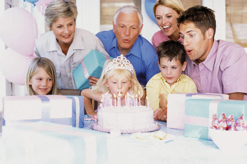 点心,西方人,儿童,老年人,夫妻,母亲,父亲,女儿,儿子,祖母,祖父,三代同堂,站,坐,笑,微笑,露齿笑,横图,室内,白天,正面,爱情,纯洁,餐桌,桌子,皇冠,蜡烛,礼盒,礼物,欧洲,欧洲人,弯腰,阴影,服装,装饰,光线,火焰,影子,纸盒,烛光,塑料,食品,许多人,浪漫,燃烧,注视,休闲装,文化,祖孙三代,盒子,食物,糕点,小孩,衣服,包装盒,气球,塑料制品,礼品盒,生日蛋糕,吹,点燃,观察,看,祈祷,站着,休闲,温暖,温馨,父女,父子,母女,母子,休闲服,橡胶,恩爱,父爱,可爱,母爱,童年,童趣,许愿,恋人,服饰,礼品,奶奶,爷爷,餐台,观看,纪念,祖孙,华丽,修饰,祈求,点缀,和睦,权威,察看,高贵,关注,童真,橡胶制品,烂漫,无邪,外婆,外孙女,外祖母,外公,外祖父,外孙,外孙子,弯身,衬托,美观,雅致,雅观,权力,统治,平安,天真,老年男性,老年女性,男孩,男人,男性,年轻男性,年轻女性,女孩,女人,女性,白种人,孩子,年轻人,夫妇,情侣,全家福,孙女,孙子,王冠,站立,坐着,半身,彩图,伴侣,融洽,蛋糕,男生,女生,爸爸,多代同堂,妈妈