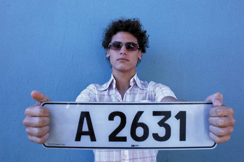 西方人,一个人,站,横图,室内,白天,正面,金属制品,欧洲,欧洲人,仅一个男性,仅一个人,握,阴影,蓝色背景,服装,光线,金属,英文,标志,墨镜,文字,眼镜,影子,字符,字母,拿,拿着,注视,休闲装,标识,仅一个年轻男性,衣服,太阳镜,太阳眼镜,观察,看,站着,休闲,休闲服,车牌,遮阳镜,握着,摄影,服饰,影棚,观看,英文字母,察看,关注,阿拉伯文,阿拉伯语,阿拉伯字母,男人,男性,年轻男性,白种人,站立,半身,彩图,影棚拍摄,拍摄