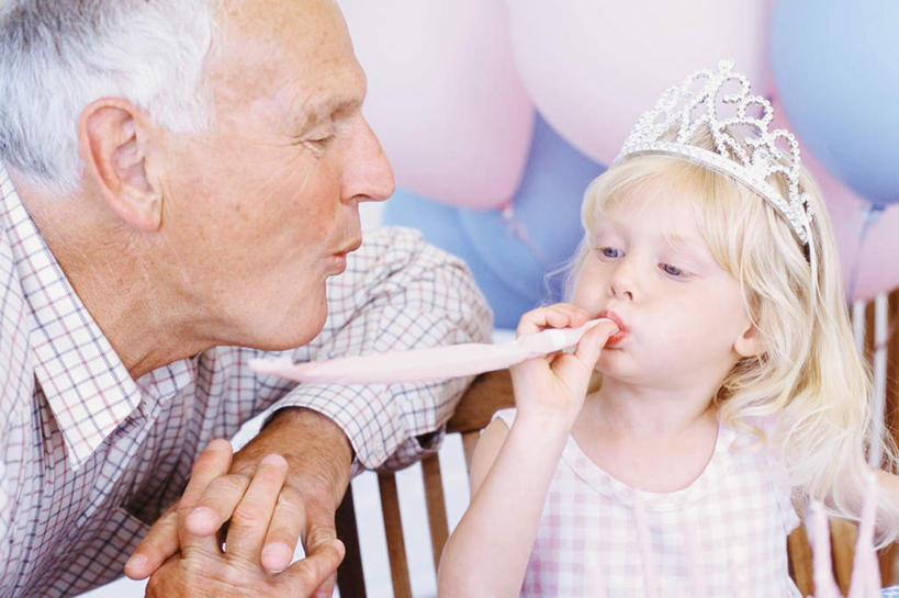 西方人,儿童,老年人,脸,头,嘴,脸颊,手,两个人,家庭,祖父,坐,横图,室内,特写,白天,正面,纯洁,皇冠,椅子,欧洲,欧洲人,双手,握,阴影,服装,朦胧,模糊,装饰,光线,影子,塑料,木椅,拿,拿着,扭头,注视,休闲装,肩膀,小孩,衣服,气球,塑料制品,吹,嘟嘴,观察,看,靠,靠着,转头,休闲,温暖,温馨,一家人,手部,休闲服,撅嘴,橡胶,可爱,童年,童趣,握着,服饰,爷爷,观看,祖孙,华丽,修饰,点缀,和睦,权威,察看,高贵,关注,童真,橡胶制品,烂漫,无邪,外孙女,外公,外祖父,衬托,美观,雅致,雅观,权力,统治,天真,老年男性,男人,男性,女孩,白种人,孩子,头部,脸部,脸蛋,面部,嘴巴,嘴唇,孙女,王冠,坐着,半身,彩图,融洽,女生