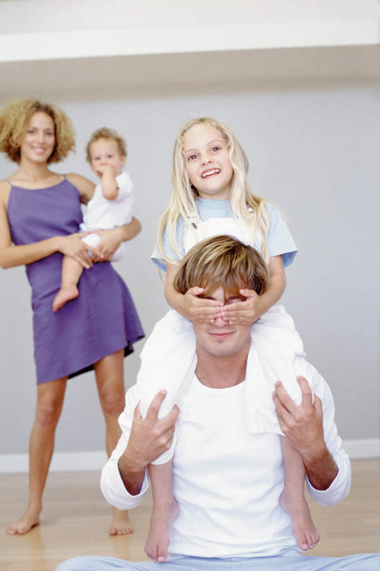 西方人,儿童,腿部,脚,脚趾,脚趾甲,腿,四个人,家庭,夫妻,母亲,父亲,女儿,儿子,站,坐,抱,笑,微笑,露齿笑,竖图,室内,白天,正面,爱情,纯洁,地板,欧洲,欧洲人,阴影,服装,光线,影子,墙,地面,浪漫,注视,休闲装,光脚,木地板,墙壁,墙面,小孩,骑,衣服,白色,观察,看,扛,站着,休闲,温暖,温馨,父女,父子,母女,母子,一家人,赤脚,休闲服,恩爱,父爱,可爱,母爱,童年,童趣,恋人,服饰,抱着,观看,和睦,察看,搂着,关注,童真,烂漫,无邪,扛在肩上,骑在肩上,天真,男孩,男人,男性,年轻男性,年轻女性,女孩,女人,女性,白种人,孩子,年轻人,脚指甲,夫妇,情侣,搂,搂抱,站立,坐着,半身,彩图,伴侣,融洽,男生,女生