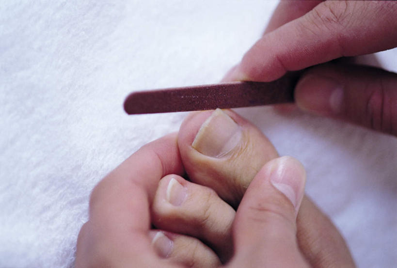 西方人,腿部,脚,脚趾,脚趾甲,腿,一个人,横图,俯视,室内,特写,白天,欧洲,欧洲人,仅一个男性,仅一个人,握,阴影,朦胧,模糊,光线,纺织物,影子,灯光,拿,拿着,光脚,仅一个年轻男性,毛巾,清洁,赤脚,握着,保暖,指甲钳,透气,防水,储水,耐磨,吸水,男人,男性,年轻男性,白种人,脚指甲,半身,彩图,高角度拍摄