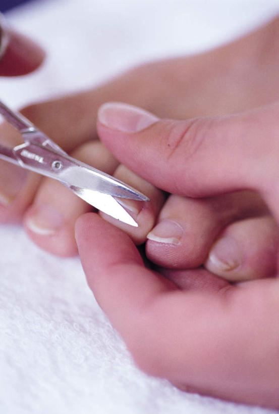 西方人,腿部,脚,脚趾,脚趾甲,腿,一个人,竖图,俯视,室内,特写,白天,欧洲,欧洲人,仅一个男性,仅一个人,握,阴影,朦胧,模糊,光线,纺织物,影子,灯光,拿,拿着,光脚,仅一个年轻男性,毛巾,清洁,赤脚,握着,保暖,指甲钳,透气,防水,储水,耐磨,吸水,男人,男性,年轻男性,白种人,脚指甲,半身,彩图,高角度拍摄