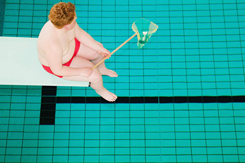 西方人,儿童,一个人,体育馆,游泳池,坐,横图,俯视,室内,白天,锻炼,游戏,纯洁,运动,水,欧洲,欧洲人,仅一个男性,仅一个人,握,阴影,泳裤,光线,影子,水池,水面,拿,玩,拿着,注视,娱乐,运动器械,泳池,裸露,小孩,观察,看,仅一个小孩,休闲,跳山羊,健身器械,可爱,童年,童趣,握着,渔网,观看,活动,渔具,察看,游泳馆,发泄,关注,消遣,智力,抓捕,跳板,裸,捕捞,健身器材,鱼网,童真,烂漫,无邪,跳马,拉网,捕捞工具,宣泄,跳背,体育,天真,男孩,男人,男性,白种人,孩子,玩耍,嬉戏,坐着,彩图,高角度拍摄,全身,健身,弓形助跳板,助跳板,运动器材,男生