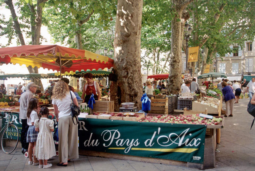 儿童,菜场,站,说,横图,室外,白天,购物,度假,讨论,消费,美景,植物,桌子,城市风光,城市,水果,玻璃,法国,欧洲,行人,游客,游人,阴影,新鲜,光线,包,标志,伞,书包,文字,影子,雨伞,遮阳伞,字符,字母,景观,生食,食品,果实,集市,市场,许多人,茶几,注视,娱乐,标识,阳伞,路人,旅客,玻璃制品,树,树木,食物,排列,小孩,背面,绿色,阳光,自然,背包,观察,看,站着,一群人,享受,休闲,景色,放松,金融,有机食品,绿色食品,生长,成长,观看,单肩包,察看,普罗旺斯,队列,关注,选购,贸易,法兰西共和国,法兰西第五共和国,普罗旺斯省,过客,菜市,交流,男人,男性,女孩,女人,女性,中年男性,中年女性,孩子,沟通,讲话,交谈,商讨,说话,谈话,站立,彩图,全身,菜市场,女生