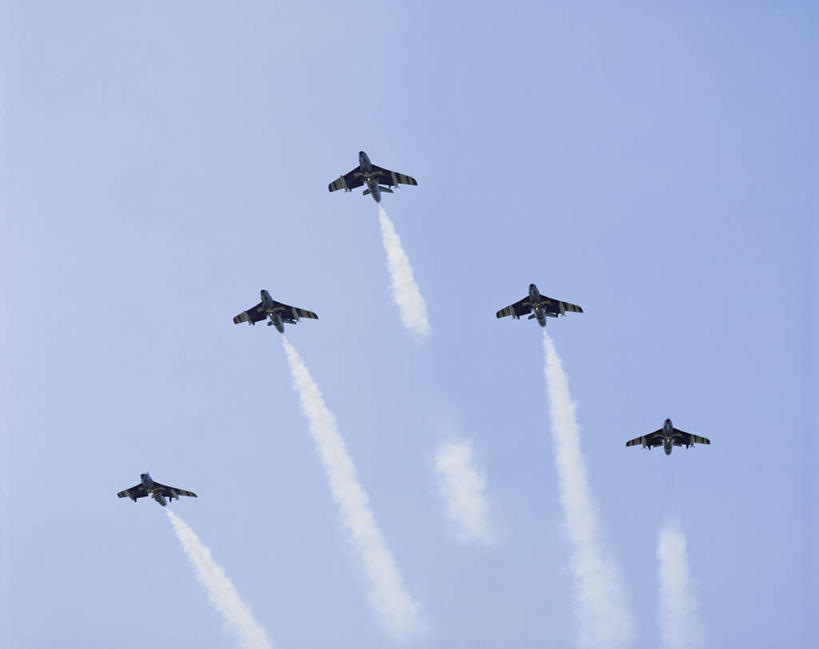 无人,横图,室外,白天,仰视,飞机,许多,飞翔,阴影,飞行,光线,影子,烟雾,翱翔,航空,飞,排列,蓝色,蓝天,天空,阳光,交通工具,天,战争,空军,晴朗,污染,废气,战斗机,载具,轰炸机,军用机,飞机尾迹,军用战斗机,五架,尾迹云,机尾云,飞机拉烟,云带,尾迹,万里无云,机尾迹,飞机尾气,摆列,晴空,晴空万里,彩图,低角度拍摄,布列,分列