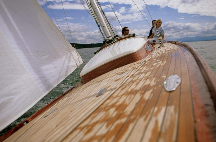 帆船,西方人,三个人,伙伴,朋友,站,横图,室外,白天,正面,友谊,船,欧洲,欧洲人,一艘,阴影,服装,光线,墨镜,眼镜,影子,云,云朵,云彩,注视,休闲装,相视,衣服,蓝色,白云,蓝天,天空,阳光,太阳镜,太阳眼镜,交通工具,天,观察,看,站着,休闲,面对面,休闲服,遮阳镜,服饰,晴朗,观看,对视,察看,关注,载具,相对,相看,三副,友情,男人,男性,年轻男性,年轻女性,女人,女性,中年男性,白种人,晴空,站立,彩图,全身