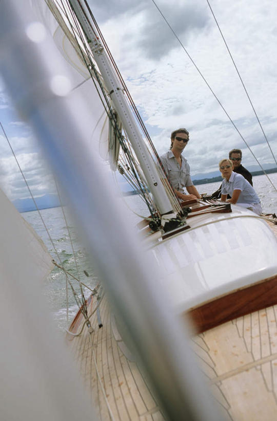 帆船,西方人,三个人,伙伴,朋友,站,竖图,室外,白天,侧面,友谊,船,欧洲,欧洲人,一艘,阴影,服装,朦胧,模糊,光线,墨镜,眼镜,影子,云,云朵,云彩,注视,休闲装,相视,衣服,蓝色,白云,蓝天,天空,阳光,太阳镜,太阳眼镜,交通工具,天,观察,看,站着,休闲,面对面,休闲服,遮阳镜,服饰,晴朗,观看,对视,察看,关注,载具,相对,相看,三副,友情,男人,男性,年轻男性,年轻女性,女人,女性,中年男性,白种人,晴空,站立,彩图,全身