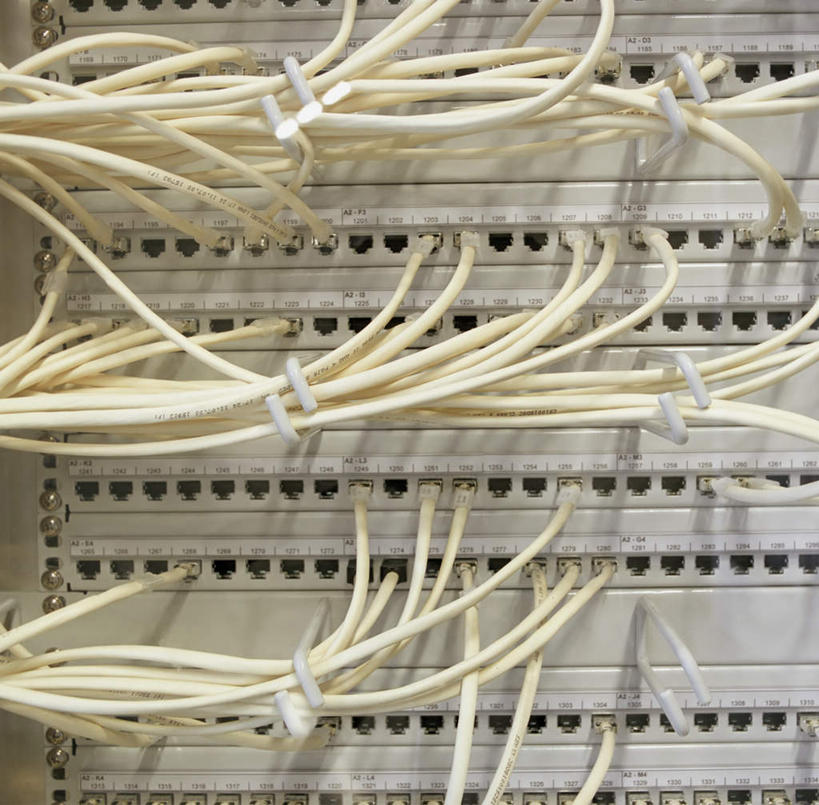 无人,横图,室内,特写,白天,正面,通讯,电脑,数据,静物,许多,阴影,环绕,缠绕,传输,光线,网络,影子,输入设备,通讯设备,网线,主机,机箱,通信设备,水晶头,纠缠,线缆,彩图