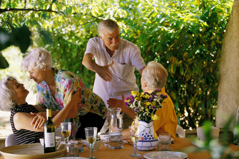 西方人,四个人,夫妻,伙伴,朋友,站,坐,闭眼,抱,吻,横图,室外,白天,正面,爱情,友谊,树林,植物,餐桌,桌子,杯子,餐具,花瓶,欧洲,欧洲人,阴影,服装,朦胧,模糊,盛开,光线,布料,碟子,高脚杯,盘,影子,红酒杯,浪漫,花蕾,布纹,注视,休闲装,玻璃制品,酒瓶,桌布,花,花瓣,花朵,鲜花,树,树木,衣服,绿色,阳光,自然,盘子,玻璃瓶,餐巾,酒杯,瓶子,碟,台布,花苞,花蕊,观察,看,站着,休闲,休闲服,恩爱,恋人,服饰,生长,成长,餐台,抱着,观看,察看,搂着,关注,友情,老年男性,老年女性,男人,男性,女人,女性,白种人,夫妇,情侣,玻璃杯,闭眼睛,闭着眼,闭着眼睛,搂,搂抱,亲,亲吻,站立,坐着,半身,彩图,伴侣