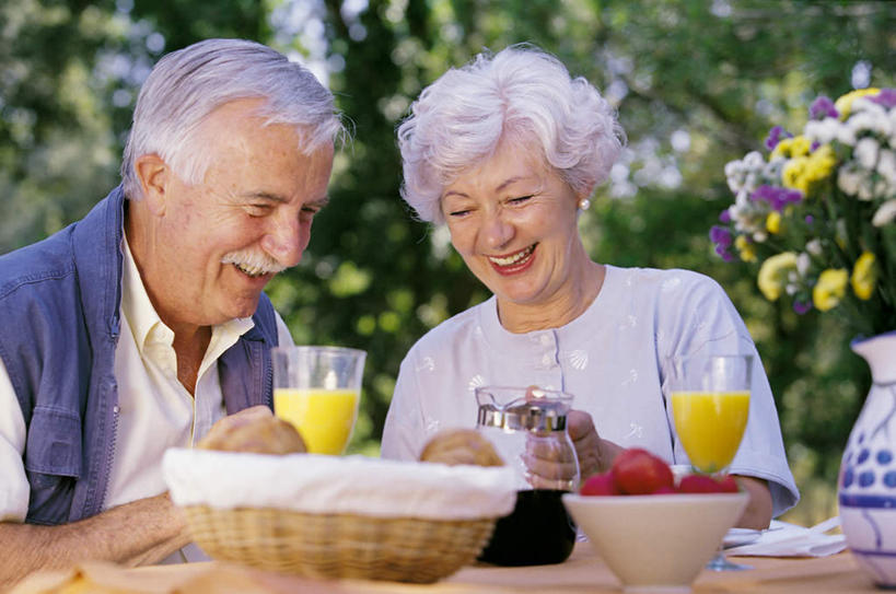 点心,面包,果汁,西方人,两个人,坐,笑,交叉,微笑,露齿笑,横图,室外,白天,正面,树林,植物,餐桌,桌子,竹子,草莓,柑橘,浆果,杯子,花瓶,水果,椅子,欧洲,欧洲人,握,阴影,竹制,服装,朦胧,模糊,新鲜,盛开,编织,光线,布料,篮子,影子,塑料,陶瓷,生食,橙汁,食品,面点,果实,陶瓷制品,饮品,拿,花蕾,布纹,拿着,注视,休闲装,桌布,花,花瓣,花朵,鲜花,树,树木,食物,糕点,饮料,衣服,绿色,阳光,自然,餐巾,耳环,瓶子,水杯,塑料制品,竹篮,台布,花苞,花蕊,观察,看,休闲,休闲服,握着,服饰,有机食品,绿色食品,生长,成长,餐台,观看,竹条,交织,察看,竹制品,关注,可口,穿插,适口,赌气,老年男性,老年女性,男人,男性,女人,女性,白种人,茶杯,洋莓,水果皇后,橘子,桔子,红莓,地莓,橙子,橙,坐着,半身,彩图