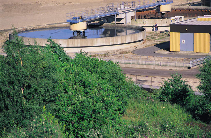 无人,家,工厂,栏杆,横图,俯视,室外,白天,机器,树林,植物,楼梯,阴影,环保,光线,扶手,影子,房屋,阶梯,屋子,护栏,楼房,台阶,住宅,树,树木,绿色,阳光,自然,生长,能源,成长,回收,资源,利用,低碳,循环,污水处理厂,持续,彩图,高角度拍摄,房子,工地,制造厂