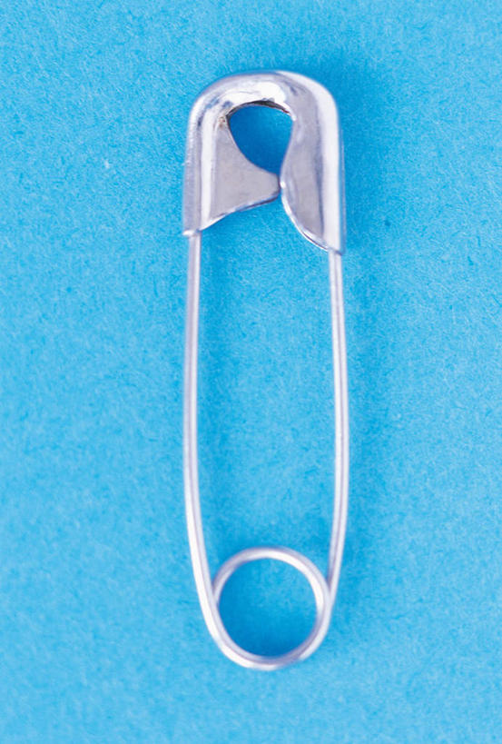 无人,竖图,俯视,室内,特写,白天,静物,金属制品,阴影,蓝色背景,光线,金属,影子,办公用品,别针,文具,一个,摄影,影棚,单个,办公设备,文具用品,文化工具,彩图,高角度拍摄,影棚拍摄,拍摄,安全别针