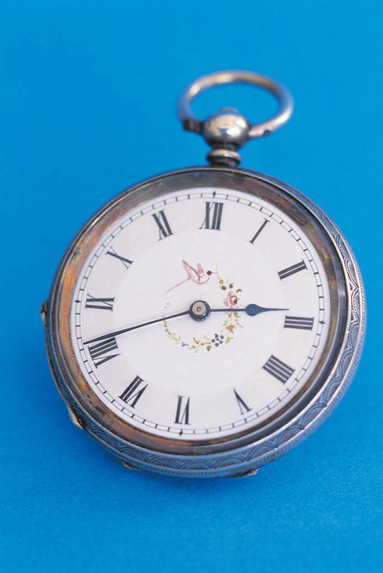 无人,竖图,俯视,室内,特写,白天,复古,静物,阴影,蓝色背景,时间,光线,时钟,影子,计时,怀表,一个,钟表,表,摄影,影棚,单个,挂表,钟,彩图,高角度拍摄,影棚拍摄,拍摄