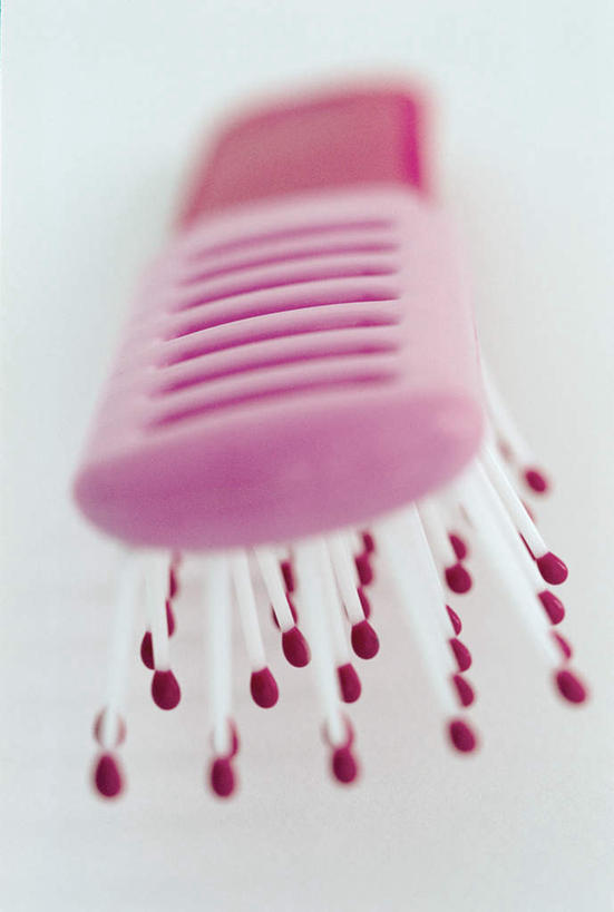 无人,竖图,室内,特写,白天,白色背景,正面,静物,一把,阴影,朦胧,模糊,光线,影子,塑料,粉红色,粉红,梳子,塑料制品,日用品,摄影,影棚,美发用品,彩图,影棚拍摄,拍摄