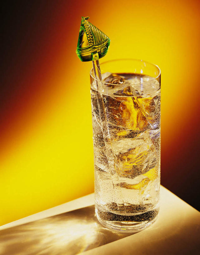 无人,竖图,室内,特写,白天,正面,水,餐桌,桌子,杯子,玻璃,阴影,黄色背景,透明,光线,液体,影子,冰,冰块,一杯,饮用水,冷冻,玻璃制品,一个,玻璃棒,水杯,矿泉水,搅拌,寒冷,摄影,影棚,冷藏,单个,餐台,冰冷,蒸馏水,保鲜,引流,玻棒,玻璃杯,彩图,影棚拍摄,拍摄