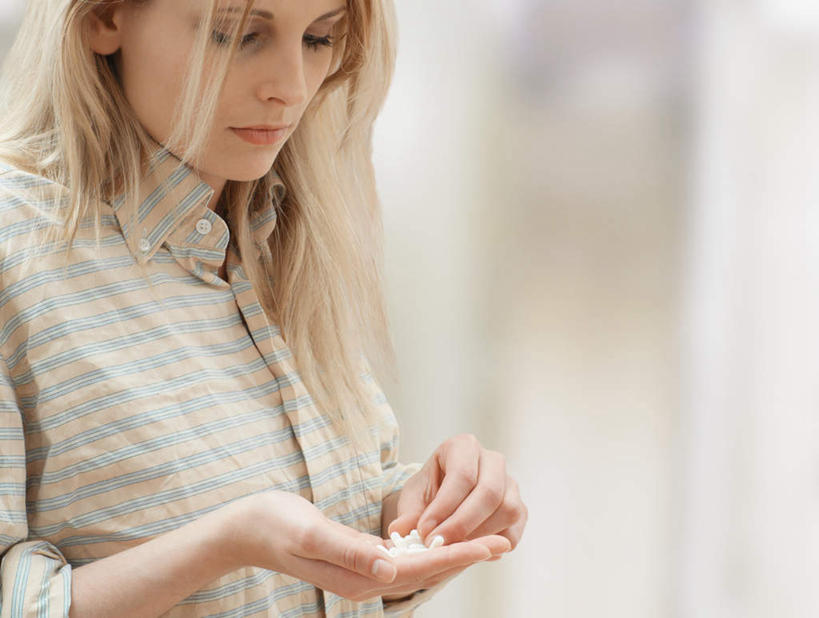 西方人,一个人,站,捧,横图,室内,白天,侧面,衬衫,安全,欧洲,欧洲人,仅一个年轻女性,仅一个女性,仅一个人,一堆,许多,握,阴影,堆叠,堆积,朦胧,模糊,光线,药剂,药丸,影子,防护,拿,拿着,药片,药品,低头,站着,治疗,握着,忧伤,堆,保护,药物,医疗,郁闷,忧郁,保险,预防,担心,平安,年轻女性,女人,女性,白种人,端,端着,捧着,手捧,站立,半身,彩图,衬衣