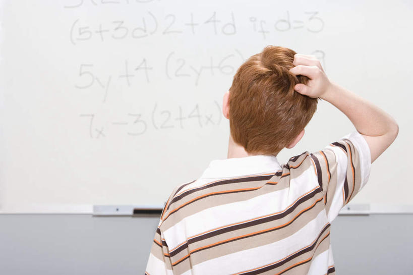 西方人,儿童,一个人,学校,站,摸,横图,室内,白天,纯洁,欧洲,欧洲人,仅一个男性,仅一个人,抱头,抚摸,阴影,服装,朦胧,模糊,光线,标志,数字,文字,影子,字符,墙,注视,休闲装,标识,校园,墙壁,墙面,排列,小孩,背面,衣服,灰色,黑板,观察,看,站着,仅一个小孩,休闲,教室,休闲服,可爱,童年,童趣,教学,阿拉伯数字,服饰,观看,疑惑,察看,队列,关注,童真,烂漫,无邪,捧头,耐磨,迷惑,迷惘,蛊惑,教学黑板,天真,男孩,男人,男性,白种人,孩子,触摸,接触,站立,半身,彩图,男生