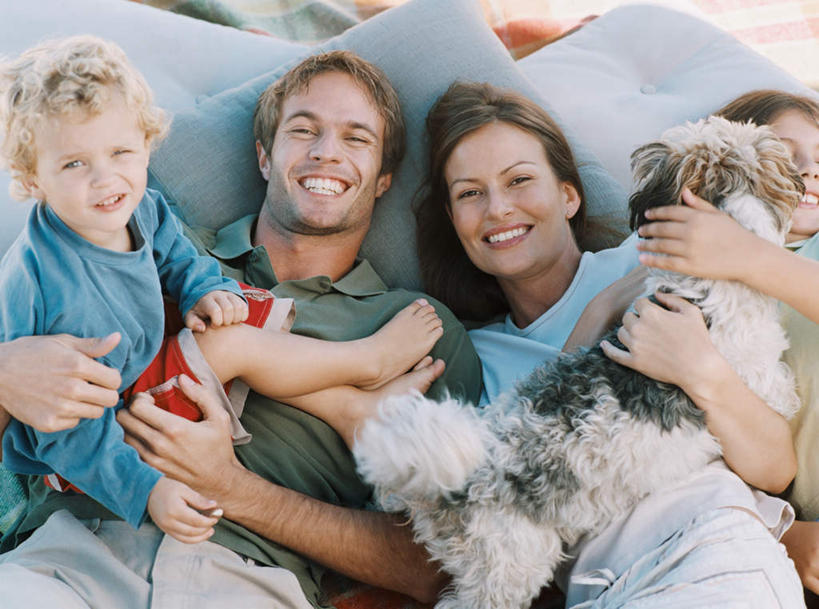 西方人,儿童,腿部,脚,脚趾,脚趾甲,腿,四个人,家庭,夫妻,母亲,父亲,儿子,坐,躺,抱,笑,微笑,露齿笑,横图,俯视,室外,白天,爱情,纯洁,靠垫,沙发,宠物,狗,欧洲,欧洲人,阴影,服装,朦胧,模糊,光线,影子,靠枕,梗犬,浪漫,注视,休闲装,光脚,苏格兰梗,亚伯丁梗,一只,小孩,衣服,阳光,动物,垫子,枕头,观察,看,休闲,温暖,温馨,父子,母子,一家人,赤脚,休闲服,恩爱,父爱,可爱,母爱,童年,童趣,恋人,服饰,抱着,观看,和睦,察看,搂着,关注,布艺沙发,童真,烂漫,无邪,忠诚,卧着,天真,男孩,男人,男性,年轻男性,年轻女性,女人,女性,白种人,孩子,年轻人,脚指甲,夫妇,情侣,犬,搂,搂抱,抬头,躺着,卧,仰头,坐着,半身,彩图,高角度拍摄,伴侣,融洽,男生