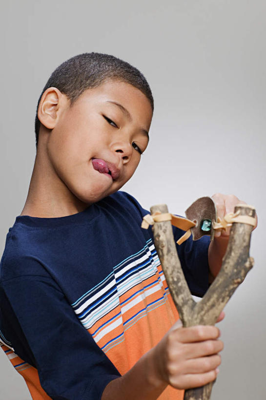 西方人,儿童,一个人,站,竖图,室内,白天,正面,纯洁,欧洲,非洲,黑人,欧洲人,仅一个男性,仅一个人,握,咬,阴影,灰色背景,服装,光线,弹簧,影子,拿,拿着,注视,休闲装,吐舌头,小孩,衣服,白色,观察,看,站着,仅一个小孩,休闲,休闲服,可爱,童年,童趣,握着,摄影,服饰,影棚,观看,咬着,察看,关注,弹弓,童真,烂漫,无邪,天真,男孩,男人,男性,非洲人,孩子,站立,半身,彩图,影棚拍摄,拍摄,男生