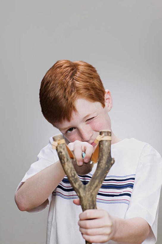 西方人,儿童,一个人,站,竖图,室内,白天,正面,纯洁,欧洲,欧洲人,仅一个男性,仅一个人,握,咬,阴影,灰色背景,服装,光线,弹簧,影子,拿,拿着,注视,休闲装,吐舌头,小孩,衣服,白色,观察,看,站着,仅一个小孩,休闲,休闲服,可爱,童年,童趣,握着,摄影,服饰,影棚,观看,咬着,察看,关注,弹弓,童真,烂漫,无邪,天真,男孩,男人,男性,白种人,孩子,站立,半身,彩图,影棚拍摄,拍摄,男生