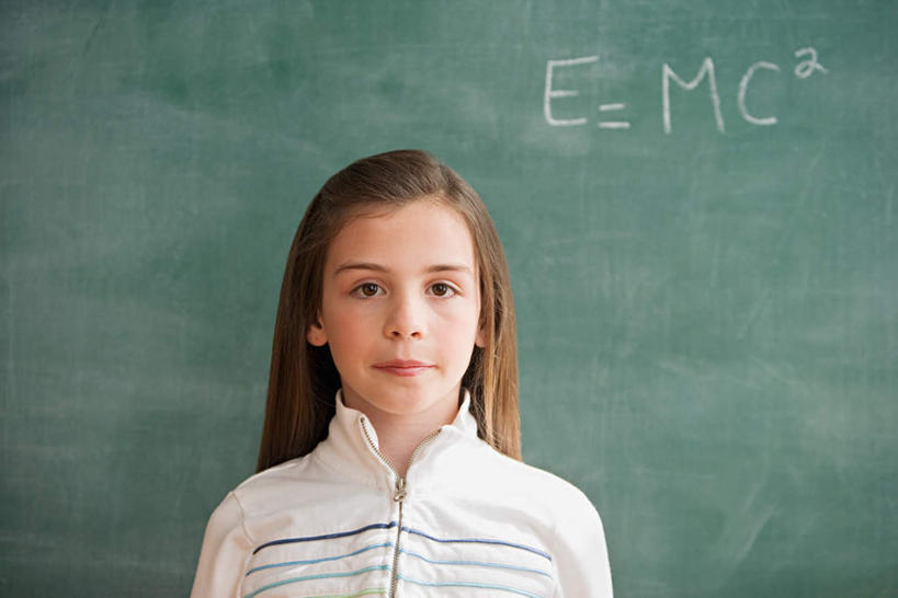 西方人,儿童,脸,头,脸颊,一个人,学校,站,笑,微笑,横图,室内,白天,正面,纯洁,欧洲,欧洲人,仅一个女性,仅一个人,一排,阴影,服装,朦胧,模糊,整齐,光线,科学,标志,符号,文字,影子,字符,字母,注视,休闲装,标识,校园,肩膀,排列,小孩,衣服,黑板,观察,看,站着,仅一个小孩,休闲,教室,休闲服,可爱,童年,童趣,教学,服饰,观看,察看,科学技术,队列,关注,公式,童真,烂漫,无邪,物理,质量守恒定律,耐磨,教学黑板,天真,女孩,女人,女性,白种人,孩子,头部,脸部,脸蛋,面部,站立,半身,彩图,女生