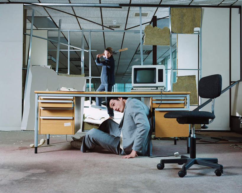 西方人,两个人,商务人士,商务男性,办公室,站,坐,横图,室内,白天,仰视,衬衫,电脑,显示器,鼠标,键盘,窗户,家具,桌子,椅子,欧洲,欧洲人,躲藏,阴影,套装,光线,网络,棒子,材料,档案,文件,影子,柱子,办公桌,拎,注视,输入设备,通讯设备,玻璃窗,一个,会议椅,资料,观察,看,站着,台式电脑,单个,观看,办公椅,察看,隐藏,关注,文档,通信设备,商务装,工薪阶层,输出设备,办公家具,敌人,商务椅,培训椅,潜藏,男人,男性,年轻男性,白种人,白领,上班族,站立,坐着,彩图,低角度拍摄,全身,衬衣,拎着