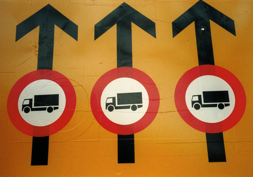 无人,横图,室内,特写,白天,正面,卡车,指示牌,汽车,静物,三辆,黄色背景,标志,文字,方向,标识,箭头,车,交通工具,指向,载具,簇,彩图