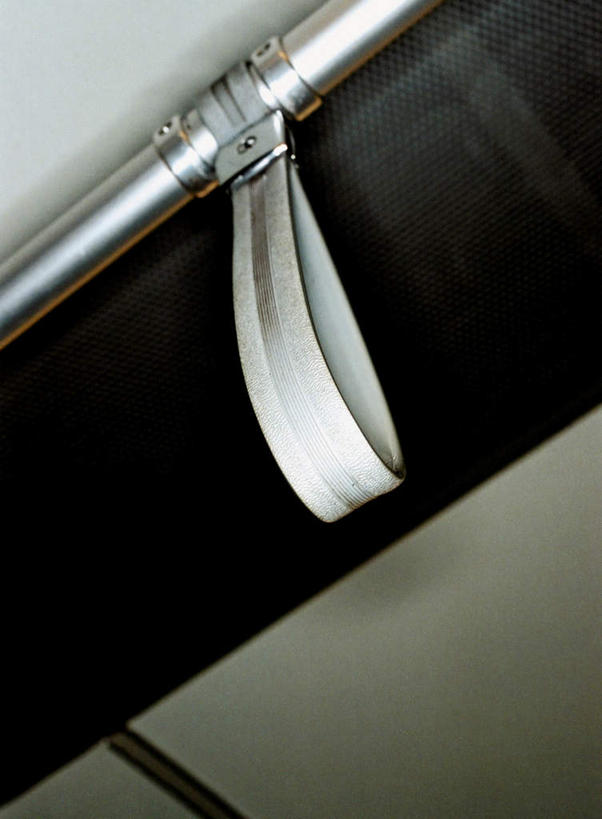 无人,竖图,室内,特写,白天,仰视,天花板,火车,静物,一辆,阴影,光线,扶手,影子,车,一个,把手,交通工具,单个,载具,公交车拉手,拉手,彩图,低角度拍摄