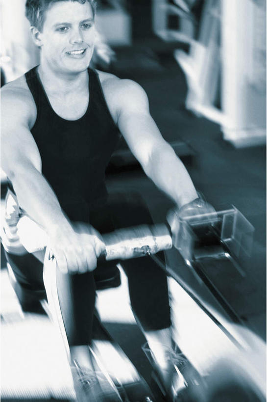 西方人,一个人,健身房,站,笑,微笑,露齿笑,竖图,黑白,室内,白天,运动服,锻炼,运动,欧洲,欧洲人,仅一个男性,仅一个人,握,阴影,服装,朦胧,模糊,光线,影子,拿,拿着,注视,运动器械,仅一个年轻男性,衣服,观察,看,站着,健身器械,握着,服饰,观看,察看,衣着,穿着,关注,健身器材,衣饰,划船器,体育,男人,男性,年轻男性,白种人,站立,半身,彩图,健身,健身馆,运动器材,运动装