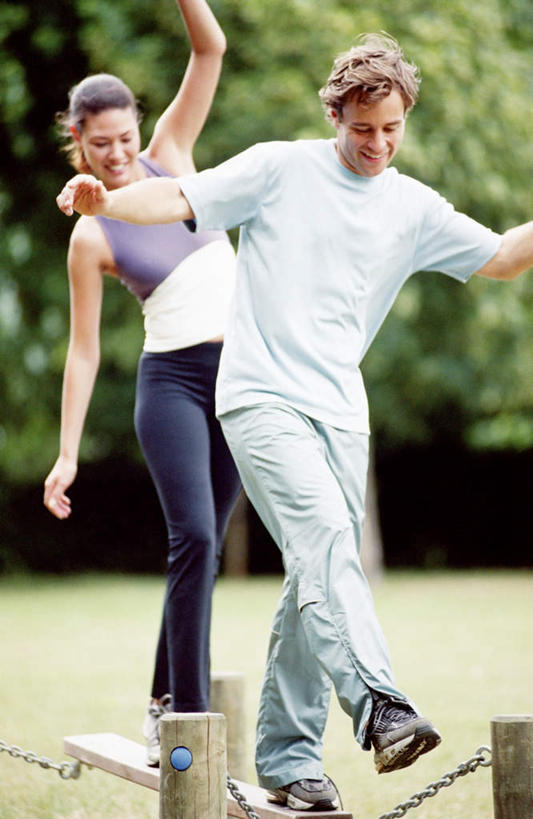 西方人,两个人,栏杆,伸展双臂,笑,微笑,露齿笑,竖图,室外,白天,正面,运动服,爱情,锻炼,旅游,度假,运动,欧洲,欧洲人,阴影,服装,朦胧,模糊,光线,影子,围栏,晃动,浪漫,注视,娱乐,踩,护栏,衣服,阳光,踩着,观察,看,享受,休闲,温暖,温馨,恩爱,放松,恋人,服饰,观看,和睦,察看,衣着,穿着,关注,室外运动,户外运动,衣饰,男人,男性,年轻男性,年轻女性,女人,女性,白种人,情侣,敞开双臂,伸开双臂,展开双肩,张开手臂,张开双臂,半身,彩图,健身,伴侣,融洽,运动装