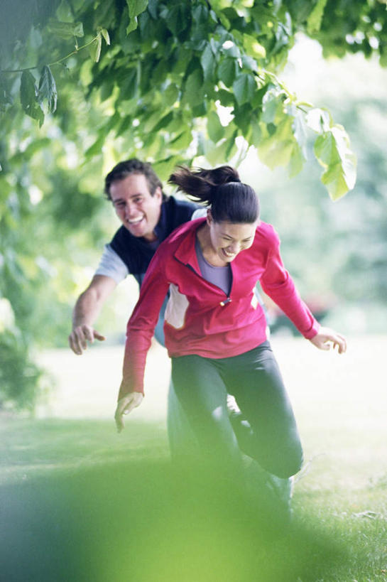 西方人,两个人,跑,笑,微笑,露齿笑,竖图,室外,白天,正面,爱情,植物,欧洲,欧洲人,追逐,追赶,阴影,服装,朦胧,模糊,光线,影子,浪漫,注视,休闲装,树,树木,衣服,绿色,阳光,自然,观察,看,休闲,温暖,温馨,休闲服,恩爱,恋人,服饰,生长,成长,观看,和睦,察看,关注,男人,男性,年轻男性,年轻女性,女人,女性,白种人,情侣,跑步,彩图,全身,伴侣,融洽