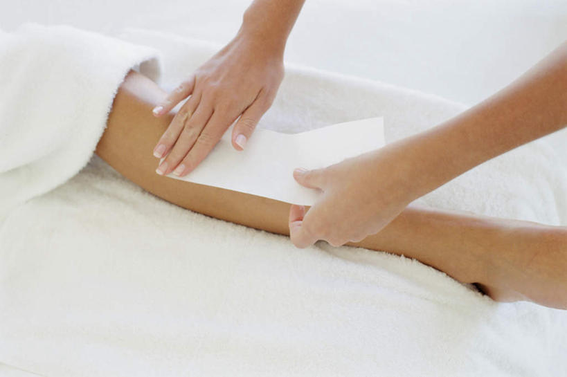 西方人,手,腿部,脚,脚趾,脚趾甲,腿,两个人,按摩师,横图,俯视,室内,特写,白天,按摩,美容,床,欧洲,欧洲人,双手,护肤,握,阴影,光线,纺织物,影子,床单,光脚,被子,顾客,毛巾,清洁,保养,享受,休闲,赤脚,手部,放松,脱毛,握着,SPA水疗,保健,温泉浴场,单人床,保暖,被单,透气,养颜,指压,防水,主顾,储水,耐磨,吸水,年轻女性,女人,女性,白种人,脚指甲,技师,矿泉疗养地,半身,彩图,高角度拍摄,水疗,推拿