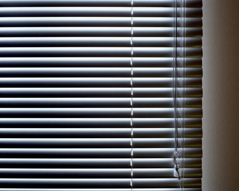 无人,横图,室内,特写,白天,正面,窗户,静物,阴影,光线,影子,百叶窗,墙,墙壁,墙面,白色,一扇,彩图