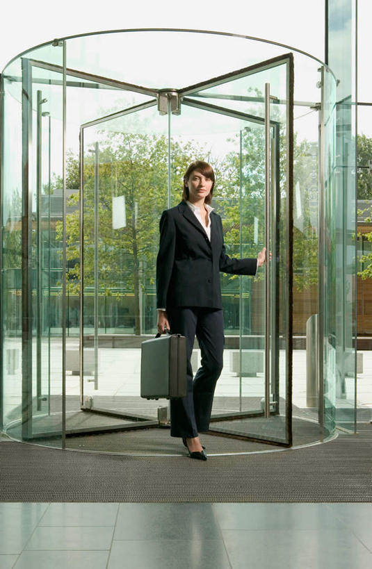 东方人,一个人,商务人士,商务女性,站,竖图,室内,白天,正面,植物,窗户,落地窗,玻璃,亚洲,仅一个年轻女性,仅一个女性,仅一个人,握,阴影,套装,光线,包,公文包,影子,拿,拿着,注视,黄种人,玻璃窗,玻璃制品,树,树木,绿色,自然,观察,看,站着,握着,旋转门,生长,成长,公事包,观看,察看,关注,商务装,工薪阶层,年轻女性,女人,女性,亚洲人,白领,上班族,站立,彩图,全身