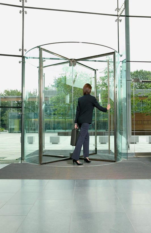 西方人,一个人,商务人士,商务女性,站,竖图,室内,白天,树林,植物,窗户,落地窗,欧洲,欧洲人,仅一个年轻女性,仅一个女性,仅一个人,握,阴影,套装,光线,包,公文包,影子,拿,拿着,注视,玻璃窗,树,树木,背面,绿色,天空,自然,天,观察,看,站着,握着,旋转门,生长,晴朗,成长,公事包,观看,察看,关注,商务装,工薪阶层,万里无云,年轻女性,女人,女性,白种人,白领,上班族,晴空,晴空万里,站立,彩图,全身