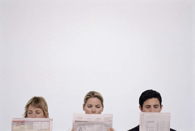 西方人,脸,头,脸颊,三个人,伙伴,朋友,商务人士,商务男性,商务女性,横图,室内,特写,白天,白色背景,正面,衬衫,友谊,合作,团队,报纸,欧洲,欧洲人,握,阴影,套装,光线,信息,影子,墙,三份,注视,肩膀,墙壁,墙面,白色,观察,看,战略,握着,摄影,影棚,观看,新闻,察看,关注,商务装,工薪阶层,联合,合谋,配合,协作,男人,男性,年轻男性,年轻女性,女人,女性,白种人,头部,脸部,脸蛋,面部,白领,上班族,半身,彩图,影棚拍摄,衬衣,拍摄,报刊