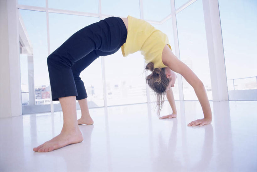 西方人,腿部,脚,脚趾,脚趾甲,腿,一个人,横图,室内,白天,仰视,运动服,锻炼,瑜伽,运动,窗户,落地窗,天花板,欧洲,欧洲人,仅一个年轻女性,仅一个女性,仅一个人,撑,弯腰,阴影,服装,光线,影子,注视,光脚,玻璃窗,衣服,观察,看,赤脚,养生,服饰,观看,察看,下腰,撑着,衣着,穿着,关注,弯身,衣饰,体育,年轻女性,女人,女性,白种人,脚指甲,彩图,低角度拍摄,全身,健身,运动装