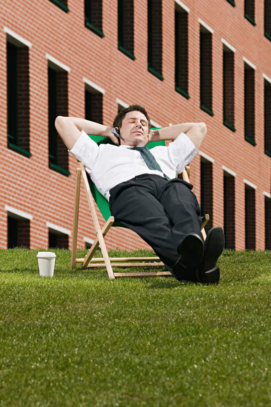 西方人,一个人,商务人士,商务男性,高楼大厦,躺,闭眼,打电话,竖图,室外,白天,仰视,衬衫,办公楼,草地,草坪,植物,大厦,建筑,摩天大楼,写字楼,杯子,电话,手机,椅子,欧洲,欧洲人,仅一个男性,仅一个人,仅一个中年男性,抱头,套装,瓷器,木椅,墙,躺椅,咖啡杯,陶瓷制品,通讯设备,墙壁,墙面,草,绿色,楼宇,休息,商务楼,瓷杯,商务装,工薪阶层,歇息,捧首,捧头,苏息,卧着,交流,男人,男性,中年男性,白种人,白领,上班族,闭眼睛,闭着眼,闭着眼睛,沟通,躺着,通话,卧,彩图,低角度拍摄,全身,衬衣,大楼,高层建筑,高楼,摩天楼