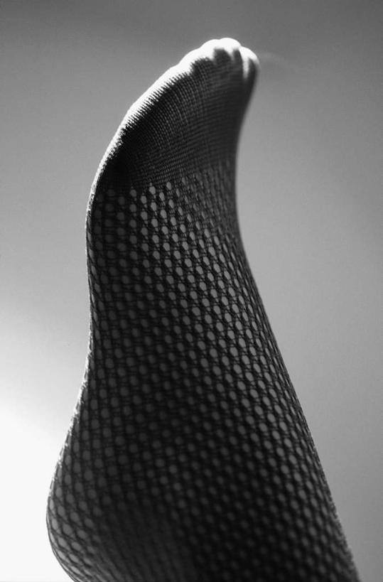 腿部,脚,脚趾,脚趾甲,腿,无人,商店,竖图,黑白,室内,特写,白天,正面,阴影,光线,人造模特,影子,商铺,袜子,道具,长袜,长筒袜,服装模特,模特道具,时装道具,展示道具,服装模特道具,陈列道具,市肆,商号,长统袜,脚指甲,店铺