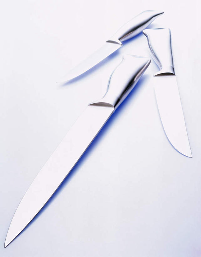 无人,竖图,俯视,室内,白天,白色背景,桌面,桌子,餐具,阴影,光线,木制,工具,影子,刀具,三把,木制品,刀,摄影,影棚,餐刀,进餐用具,烹调用具,彩图,高角度拍摄,影棚拍摄,拍摄