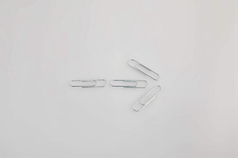 无人,横图,俯视,室内,特写,白天,桌面,桌子,静物,金属制品,阴影,灰色背景,光线,金属,木制,影子,办公用品,回形针,方向,箭头,文具,木制品,学习用品,四个,摄影,影棚,办公设备,文具用品,指向,曲别针,簇,文化工具,彩图,高角度拍摄,影棚拍摄,拍摄