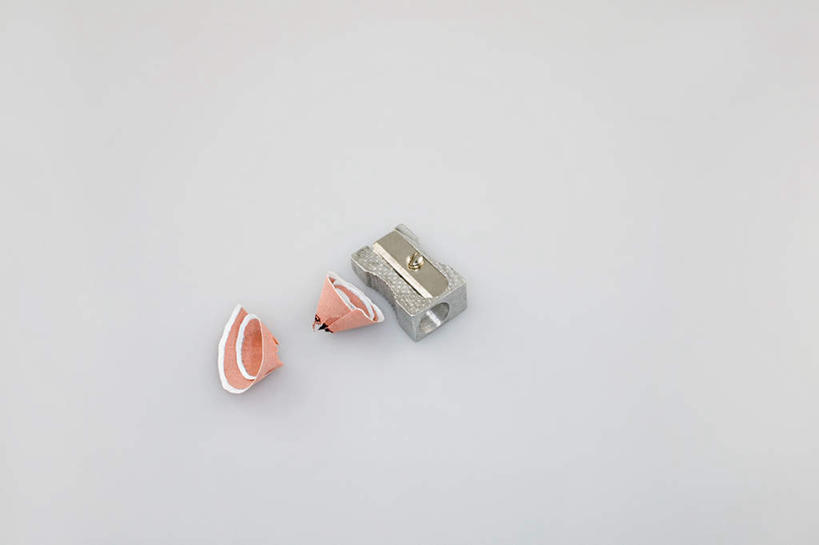 无人,横图,俯视,室内,特写,白天,桌面,桌子,静物,金属制品,阴影,灰色背景,光线,金属,木制,影子,办公用品,文具,一个,木制品,学习用品,摄影,影棚,单个,文具用品,卷笔刀,削笔刀,削笔机,彩图,高角度拍摄,影棚拍摄,拍摄