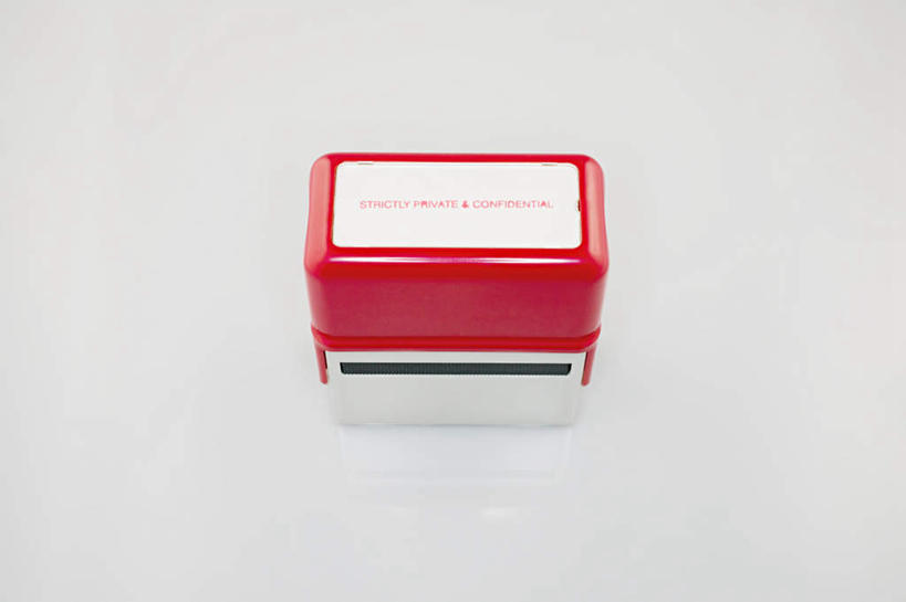 无人,横图,俯视,室内,特写,白天,桌面,桌子,静物,一排,阴影,灰色背景,整齐,光线,木制,标志,文字,影子,字符,字母,办公用品,标识,文具,排列,一个,红色,木制品,摄影,影棚,单个,办公设备,文具用品,队列,文化工具,橡皮章,彩图,高角度拍摄,影棚拍摄,拍摄