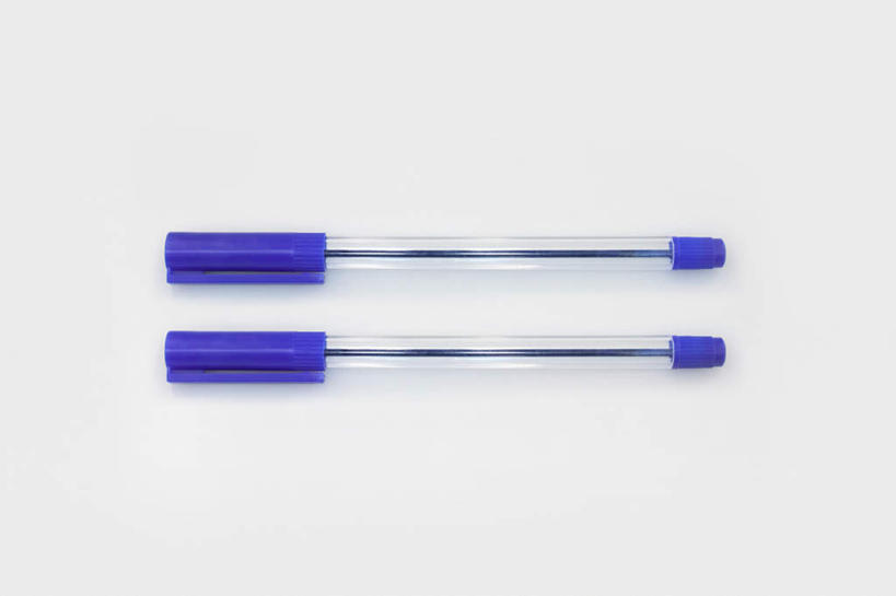 无人,横图,俯视,室内,特写,白天,桌面,桌子,静物,一排,阴影,灰色背景,整齐,光线,木制,笔,影子,办公用品,圆珠笔,文具,排列,蓝色,木制品,学习用品,两只,摄影,影棚,办公设备,文具用品,队列,文化工具,彩图,高角度拍摄,影棚拍摄,拍摄