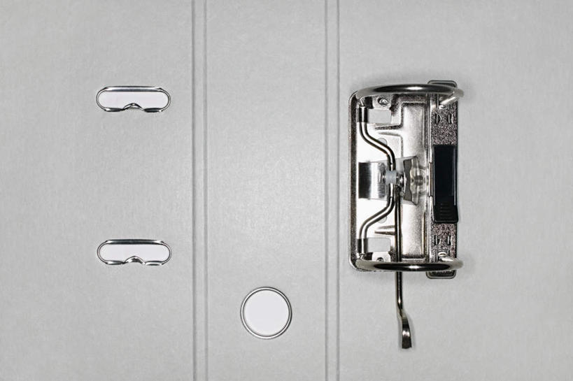 无人,横图,俯视,室内,特写,白天,桌面,桌子,静物,金属制品,阴影,灰色背景,光线,金属,木制,影子,办公用品,文具,夹子,木制品,摄影,影棚,办公设备,文具用品,文件架,资料架,文化工具,文件框,文件座,资料档,资料座,彩图,高角度拍摄,影棚拍摄,拍摄