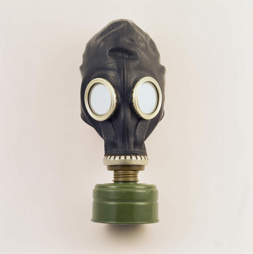 无人,竖图,室内,特写,白天,正面,安全,静物,阴影,分离,光线,面具,器材,影子,防护,过滤,分开,一个,隔断,遮掩,单个,保护,隔离,掩盖,遮挡,面罩,净化,间隔,防毒面具,遮盖,掩饰,断绝,隔开,屏蔽,屏绝,远离,中断,阻遏,阻隔,导气管,防护器材,滤毒罐,彩图