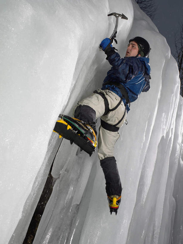 西方人,一个人,站,攀登,竖图,室外,白天,仰视,锻炼,旅游,度假,探险,安全,运动,攀岩,美景,山,雪,雪山,大雪,帽子,欧洲,欧洲人,仅一个男性,仅一个人,握,服装,头盔,冰,积雪,景观,山峰,悬崖,雪景,冬季,冬天,带子,防护,山峦,拿,拿着,注视,休闲装,娱乐,运动器械,极限运动,仅一个年轻男性,衣服,自然,安全带,安全帽,绳子,观察,看,站着,享受,休闲,陡峭,休闲服,爬,景色,放松,寒冷,握着,服饰,观看,保护,绳索,察看,冰冷,关注,自然风光,室外运动,保险,户外运动,安全绳,保全,周全,安稳,安定,严寒,冰凉,酷寒,凛冽,凛凛,极冷,绝壁,笔陡,峻峭,冰镐,登山装备,冒险,平安,体育,男人,男性,年轻男性,白种人,登山,攀爬,站立,彩图,低角度拍摄,全身,健身,运动器材