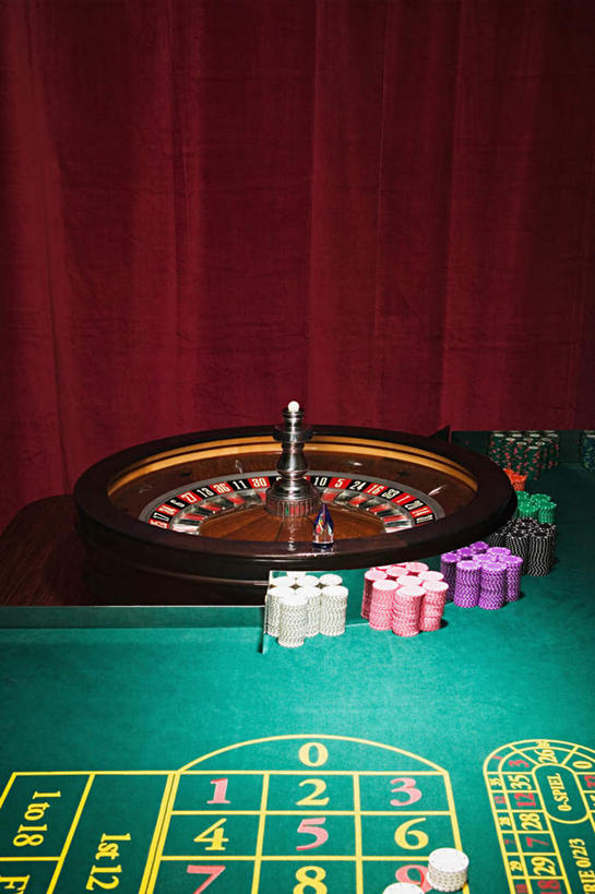 无人,竖图,室内,白天,正面,游戏,赌博,贪欲,竞争,桌面,桌子,静物,玩具,一堆,许多,阴影,堆叠,堆积,光线,木制,标志,文字,影子,字符,字母,玩,娱乐,标识,刺激,排列,绿色,木制品,休闲,筹码,赌场,帷幕,活动,堆,轮盘,计数,发泄,消遣,智力,赌具,帷幔,幕布,幕帘,博彩,积累,累积,阿拉伯文,投机,侥幸,欲望,宣泄,筹马,摆列,帷幔布,阿拉伯语,阿拉伯字母,轮盘赌,记数,玩耍,嬉戏,彩图,布列,分列,胜负,输赢,娱乐场