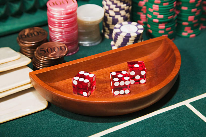 无人,横图,室内,特写,白天,正面,游戏,赌博,贪欲,竞争,桌面,桌子,静物,玩具,一排,许多,阴影,朦胧,模糊,整齐,光线,木制,木盒,骰子,影子,玩,娱乐,刺激,排列,三个,红色,绿色,木制品,容器,休闲,筹码,赌场,活动,储藏,堆,计数,储存,队列,发泄,消遣,智力,赌具,博彩,积累,累积,色子,投机,侥幸,欲望,投子,宣泄,筹马,记数,玩耍,嬉戏,彩图,胜负,输赢,贮存,娱乐场